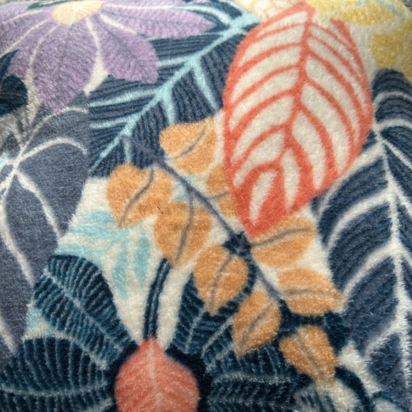 Vera Bradley Palm Floral Outlet Throw Blanket
in Fleece nwt - Picture 8 of 8